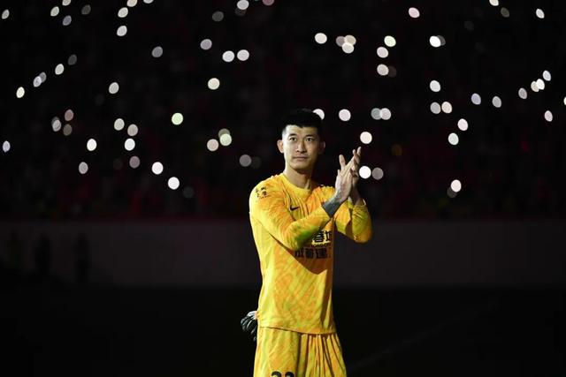 1比0！成都蓉城击败上海申花登顶中超，赛季四战争冠对手佳绩频传