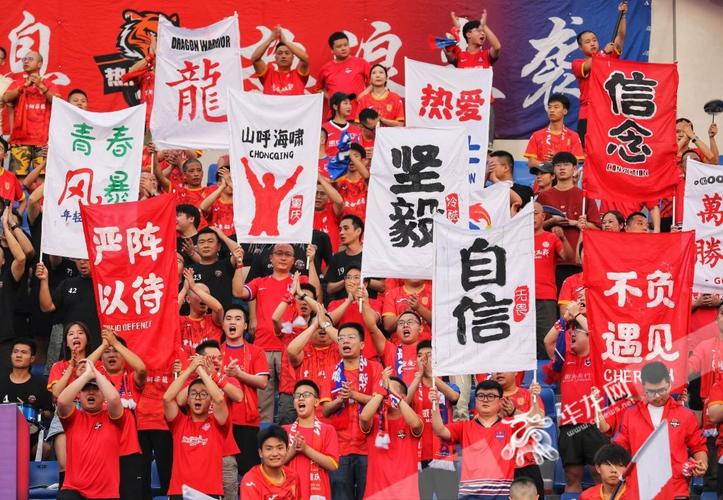 重庆铜梁龙中甲联赛获胜，球迷乘专列助威，打卡氛围热烈
