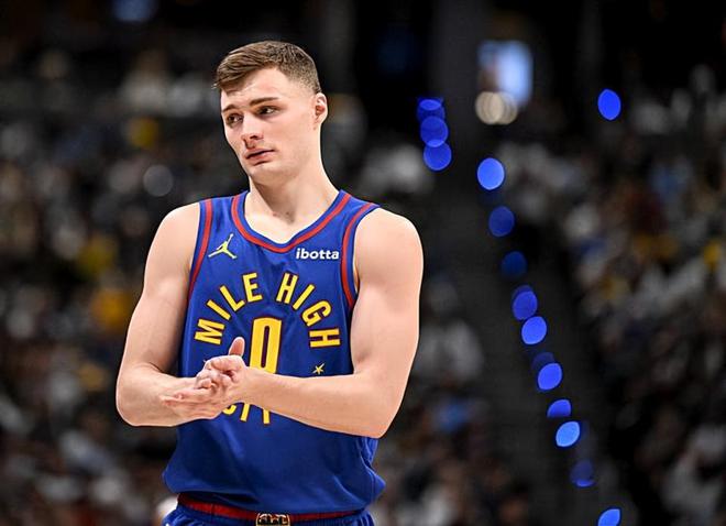 NBA季后赛掘金胜快船晋级，布劳恩稳定表现助力前行