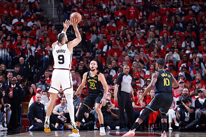 NBA季后赛：金州勇士胜休斯顿火箭，狄龙-布鲁克斯表现欠佳