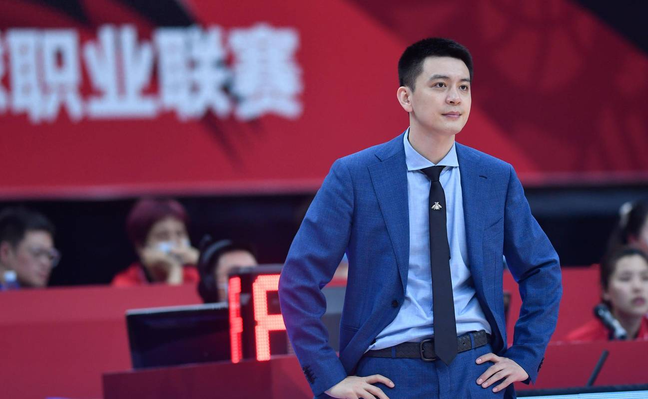 无缘4连冠杨鸣甩锅遭质疑！辽篮今年输球他难辞其咎？