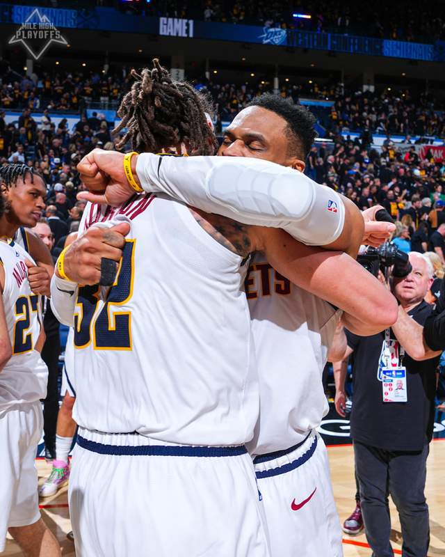 NBA 季后赛半决赛 G1：掘金 121-119 逆转雷霆，大比分 1-0 领先