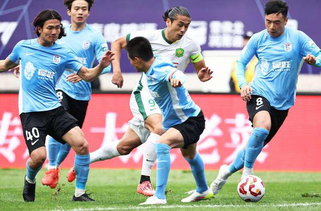 5月5日大连梭鱼湾足球场：2025赛季中超焦点战及球迷风采