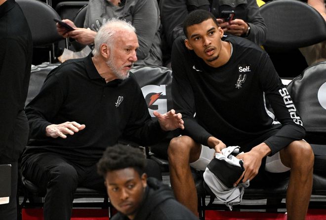 NBA 名帅波波维奇卸任，嫡传弟子米奇 - 约翰逊接棒马刺主帅