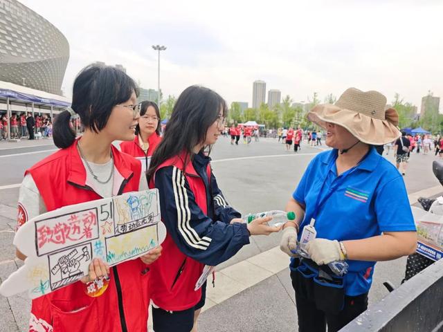 五一小长假凤凰山足球场中超激战，金牛志愿者打造最美入场通道致敬劳动者