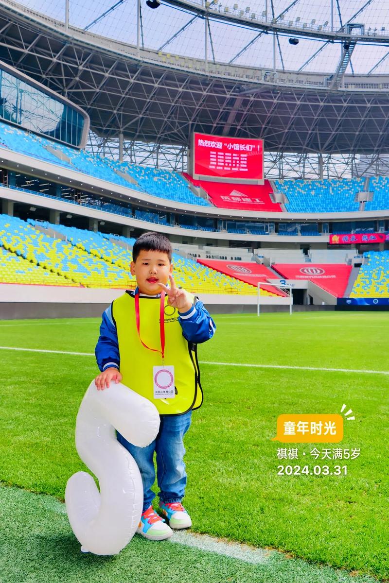 五一小长假凤凰山足球场中超激战，金牛志愿者打造最美入场通道致敬劳动者