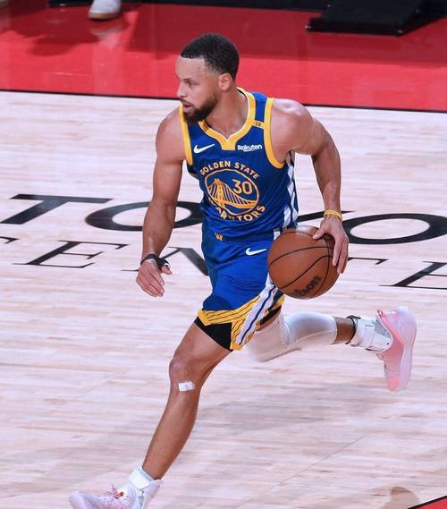 NBA 季后赛：勇士队赢下半决赛首战，库里伤退希尔德挺身而出