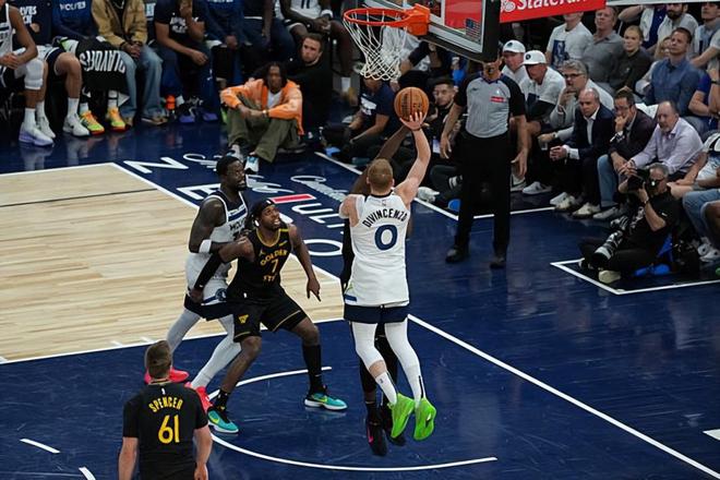 NBA西部半决赛G1：勇士以下克上，迪温琴佐对阵老东家表现有亮点却失手感