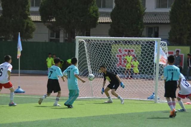 5月7日合阳县城关小学绿茵场 2025 年中小学生足球赛启幕