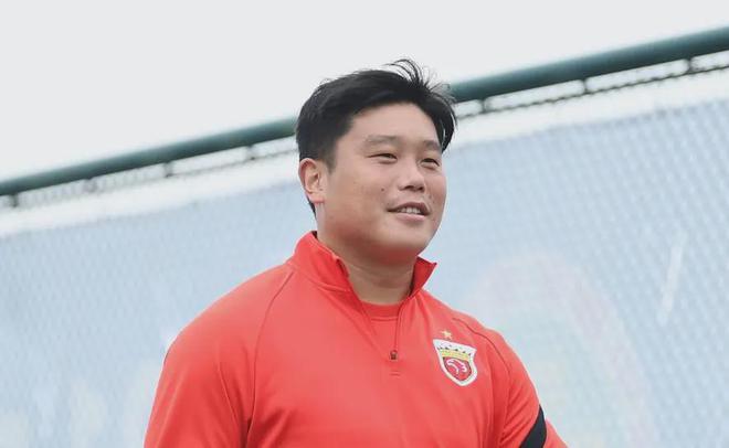 35岁蔡慧康以助理教练身份开启新篇章，其足球生涯智慧倾注青训