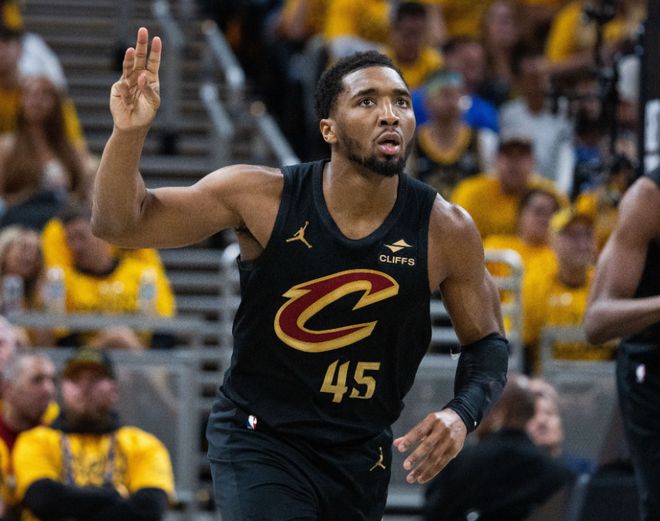 NBA 季后赛东部半决赛：骑士胜步行者，米切尔关键发挥