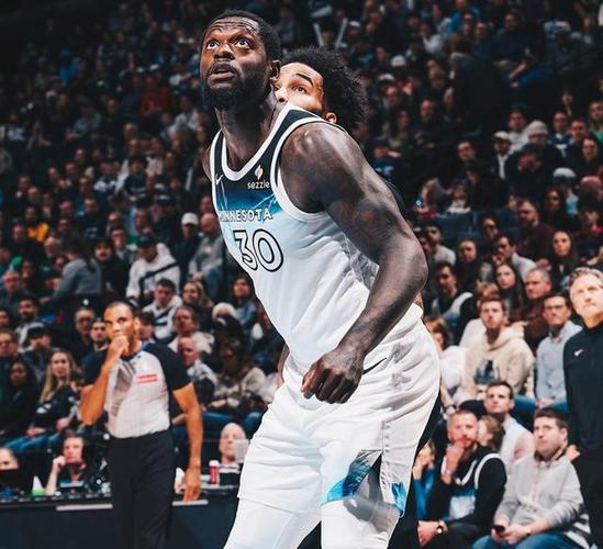 NBA西部半决赛：森林狼两连胜占优，勇士戴维斯表现可圈可点