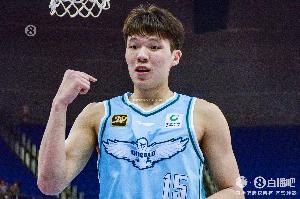 青岛队杨瀚森启程赴美特训备战NBA选秀 季后赛表现亮眼数据提升