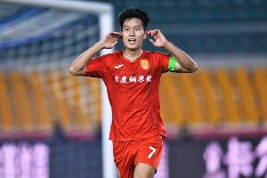 国足备战世预赛：教练组人盯人考察球员，伊万现场观战重点场次