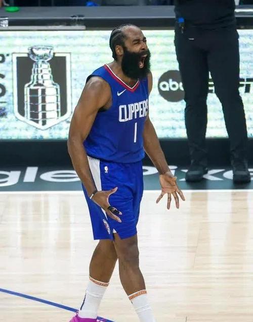 哈登暖心指导南洛杉矶少年：从功课到NBA梦想，快船球星分享人生经验