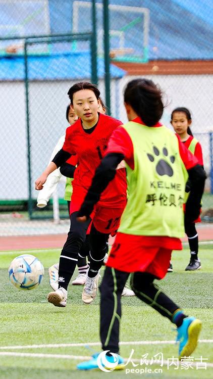 内蒙古扎兰屯市道东小学女足：草原女孩用汗水浇灌足球梦想