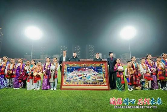 西藏昌都少年重庆领唱国歌 中甲赛场演绎跨越千里的足球梦想