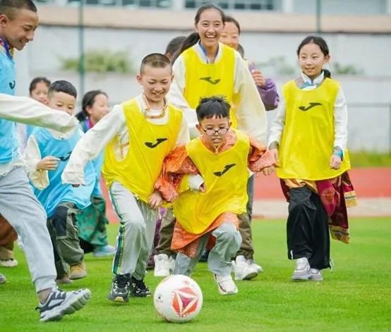西藏昌都少年重庆领唱国歌 中甲赛场演绎跨越千里的足球梦想