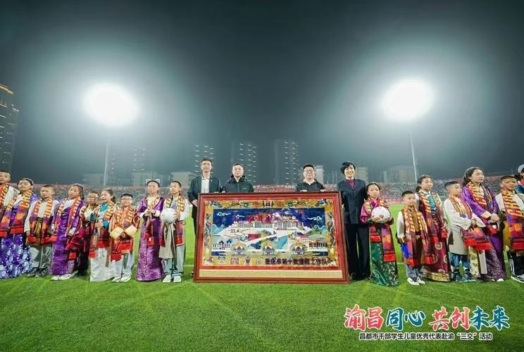 西藏昌都少年重庆领唱国歌 中甲赛场演绎跨越千里的足球梦想