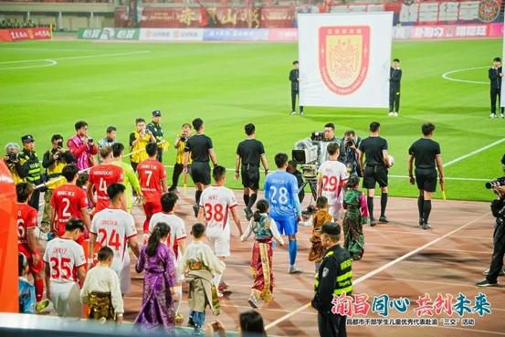 西藏昌都少年重庆领唱国歌 中甲赛场演绎跨越千里的足球梦想