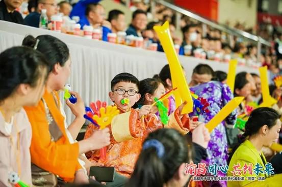 西藏昌都少年重庆领唱国歌 中甲赛场演绎跨越千里的足球梦想