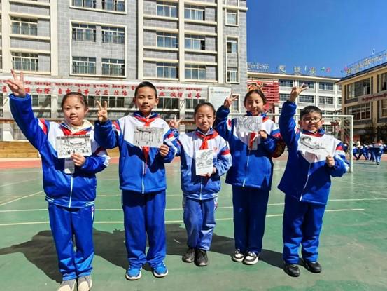西藏昌都少年重庆领唱国歌 中甲赛场演绎跨越千里的足球梦想