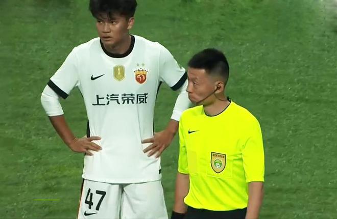 上海海港高原魔鬼主场险胜云南玉昆，卫冕之路艰难前行