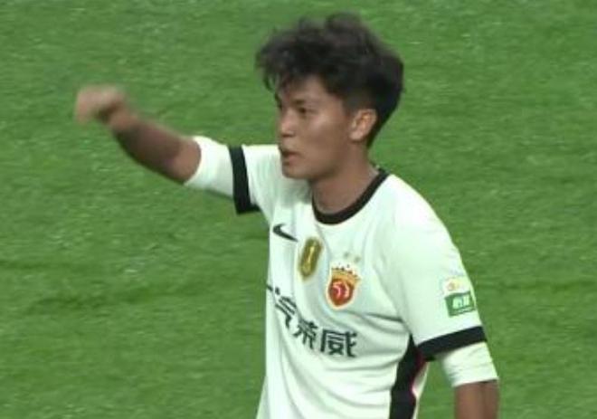 上海海港高原魔鬼主场险胜云南玉昆，卫冕之路艰难前行