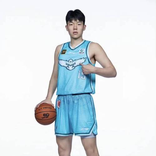 青岛19岁中锋杨瀚森宣布参加NBA选秀，中国篮球9年后再迎破冰希望