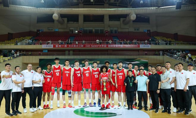 中国男篮青年队表现差异解析：U19三连胜夺冠，U16欧洲拉练三胜三负