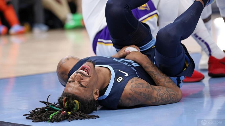 NBA季后赛球星重伤频发：巴特勒莫兰特碰撞成疑，火箭勇士防守对决引关注