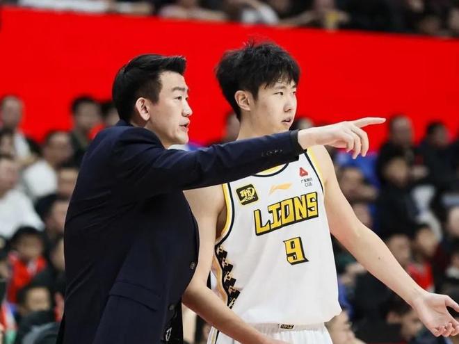 浙江广厦再遭伤病魔咒！赵嘉仁颅内骨裂赛季报销，争冠之路蒙阴影