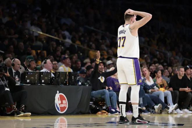 NBA季后赛西部首轮：森林狼主场击败湖人2-1领先，爱德华兹决胜时刻爆发