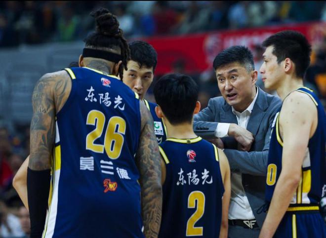 CBA季后赛广东男篮止步八强，黄荣奇续约概率大，球队面临重建挑战