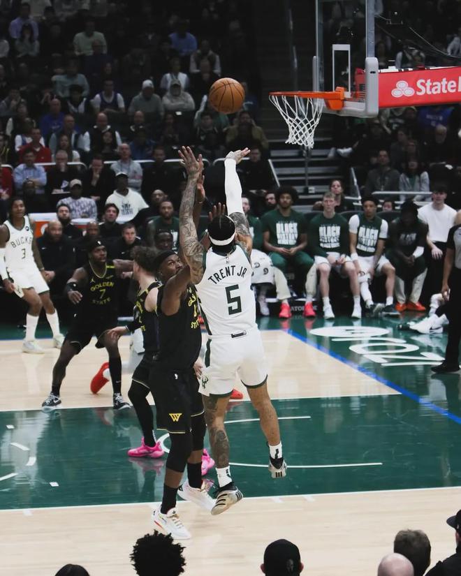 NBA季后赛雄鹿117-101胜步行者，字母哥37分带队扳回一城