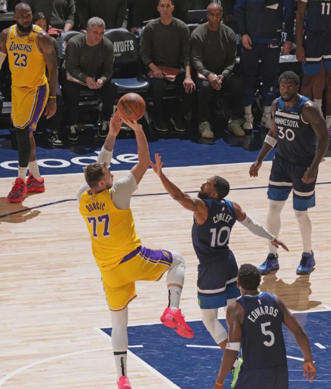 NBA季后赛湖人vs森林狼：上线挡拆战术如何破解戈贝尔防守？