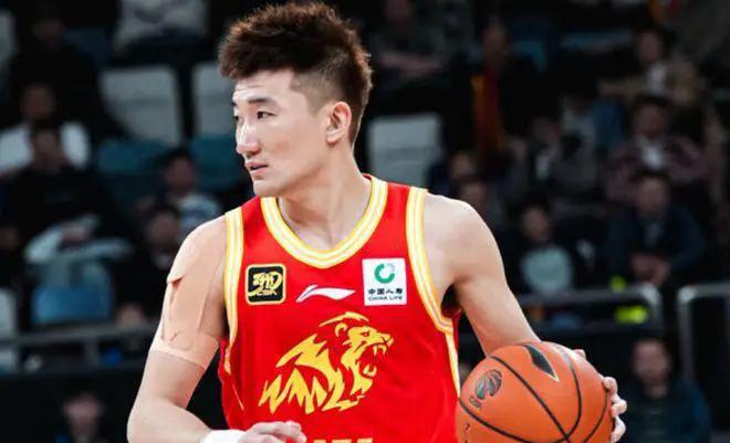 2025年CBA四强赛：广厦半场59-37狂胜辽宁，孙铭徽朱俊龙领衔多点开花