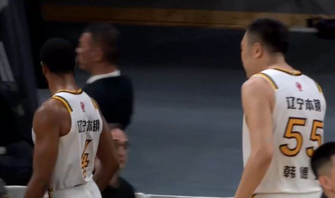辽宁男篮客场惨败广厦男篮0-1落后，首节失误频频三分7中1