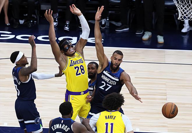 NBA季后赛：森林狼主场116-104胜湖人，八村塁表现低迷湖人陷入困境