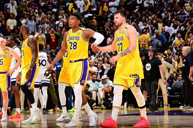 NBA季后赛：森林狼主场116-104胜湖人，八村塁表现低迷湖人陷入困境