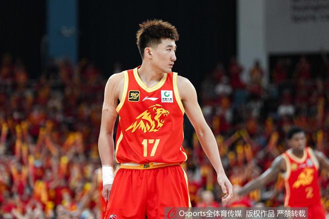 孙铭徽拼命三郎式打法助广厦大胜辽宁 崴脚惊魂引担忧