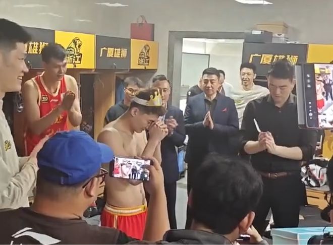 CBA季后赛半决赛G1广厦109-90大胜辽宁 孙铭徽庆生现场温馨感人
