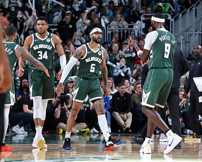 NBA季后赛雄鹿主场强势反弹 特伦特37分助球队扳回一城