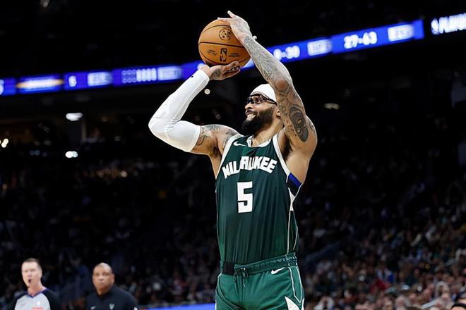 NBA季后赛雄鹿主场强势反弹 特伦特37分助球队扳回一城