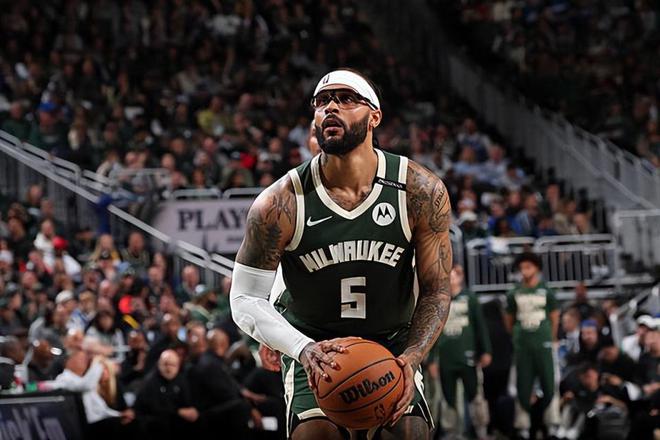 NBA季后赛雄鹿主场强势反弹 特伦特37分助球队扳回一城