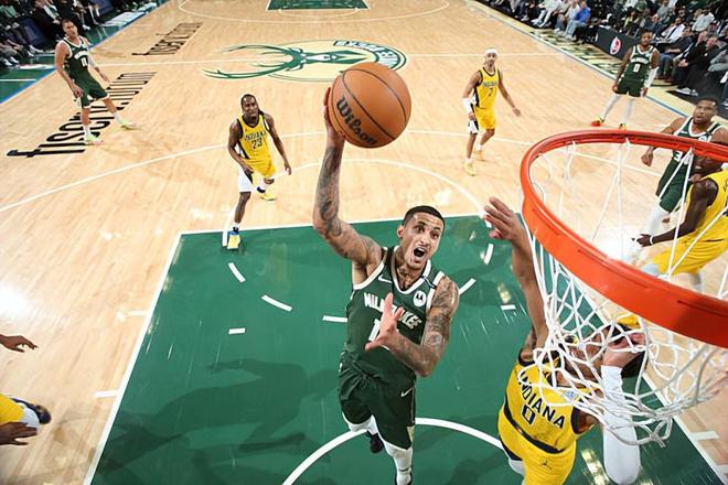 NBA季后赛雄鹿主场反弹胜步行者 库兹马表现平平系列赛悬念仍存