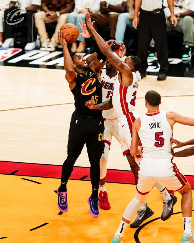 NBA季后赛G3：骑士客场大胜热火40分 3-0领先展现统治力