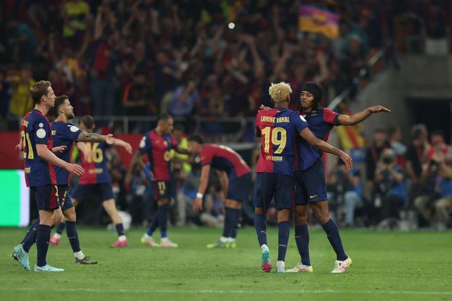巴萨3-2再胜皇马！弗里克调教下红蓝军团直奔四冠王，姆巴佩破门难救主