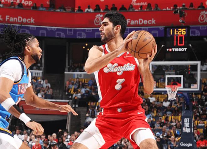 NBA季后赛焦点战：灰熊vs雷霆，莫兰特重伤离场引争议