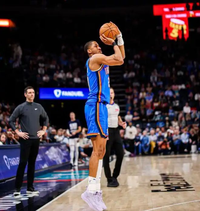 NBA季后赛焦点战：灰熊vs雷霆，莫兰特重伤离场引争议